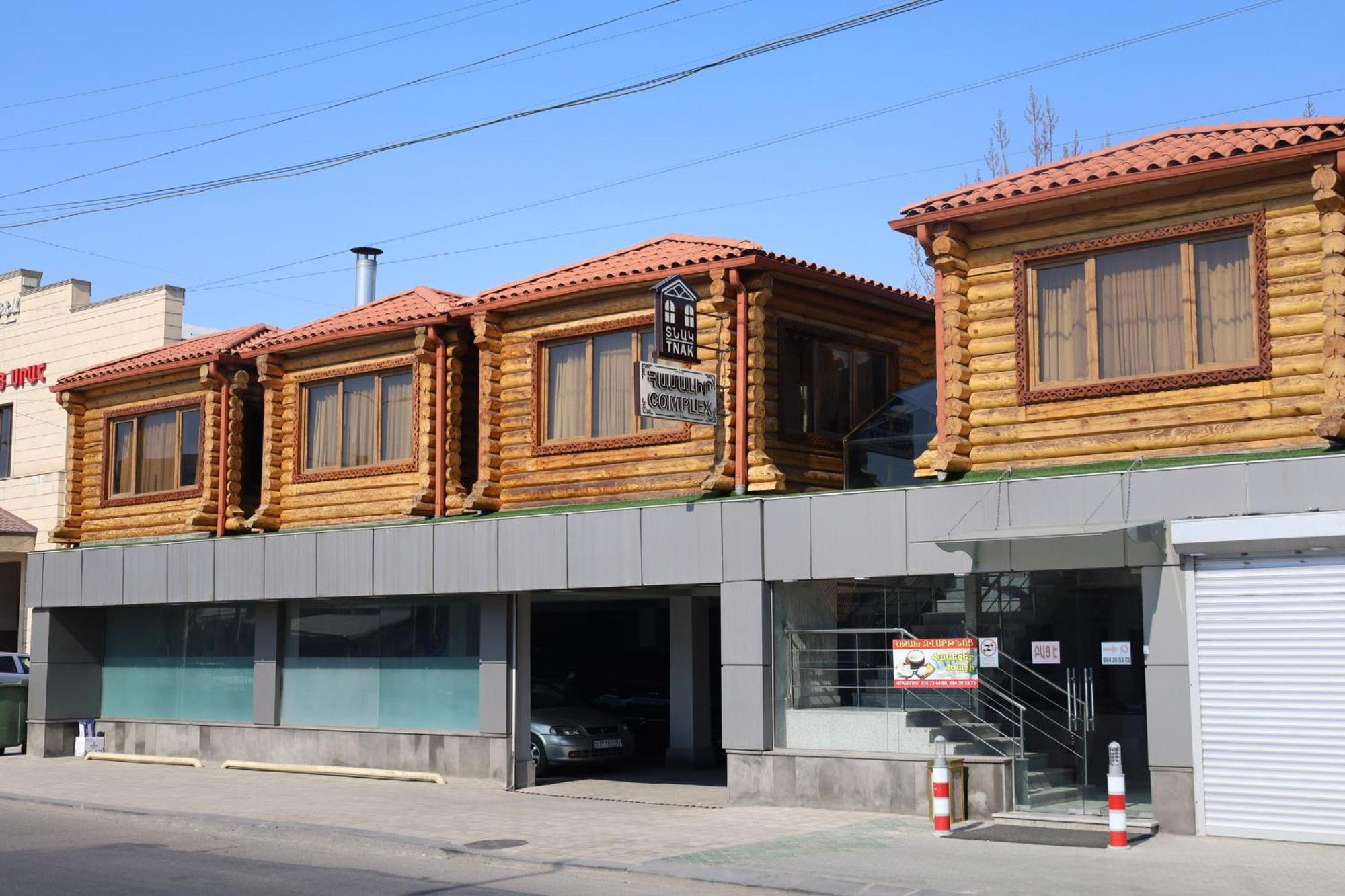 Tnak Hotel Ереван Екстериор снимка