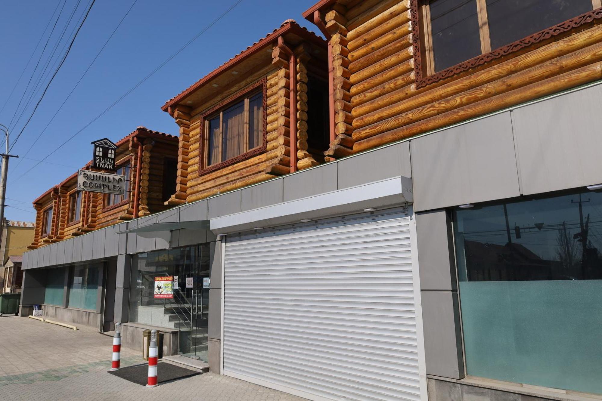 Tnak Hotel Ереван Екстериор снимка